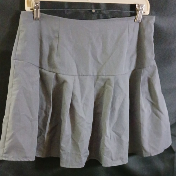Gray pleated skirt sz lg - Picture 1 of 2